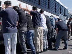 “这是盟友该做的吗”，美国抓捕300名韩国工人惹怒韩媒