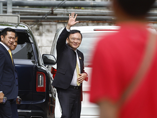 他信回泰国后将于9月9日听取法院裁决，有可能因逃避监禁而入狱