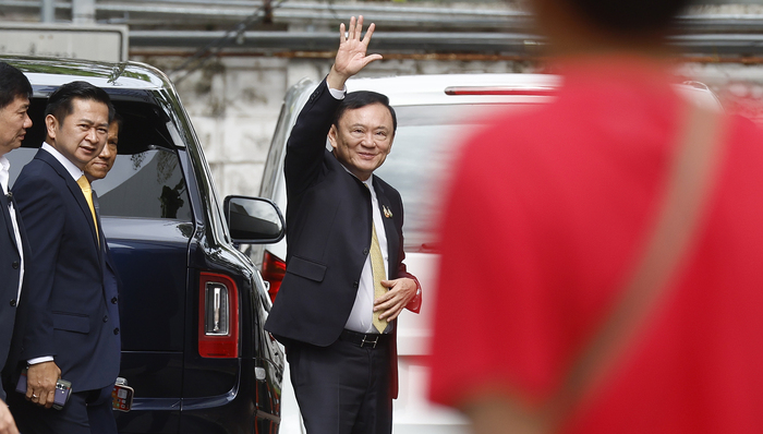 他信回泰国后将于9月9日听取法院裁决，有可能因逃避监禁而入狱