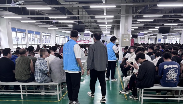 【独家】郑州富士康iPhone 17港区产线已接近满产，近20万人两班倒赶工