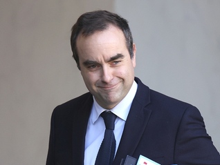 让支持者接棒，马克龙在全国抗议游行前任命法国新总理