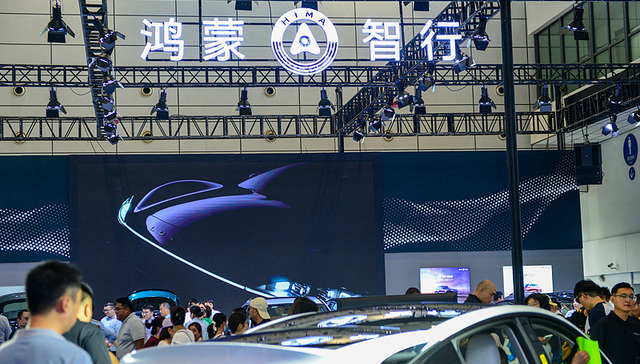 鸿蒙智行打击网络黑公关，500余个账号被追责