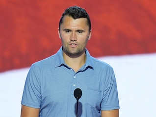 悬赏10万美元、新视频公布，全美搜捕特朗普盟友枪杀案凶手