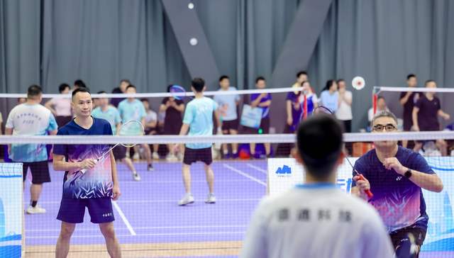 深圳南山区举办2025羽超企业羽毛球赛，球场成跨界合作新场景