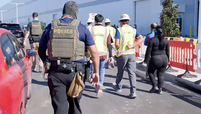 驱赶工人激怒韩国之后，特朗普称不想吓跑外国资本