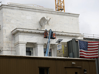 美联储降息箭在弦上，但幅度该多大内部分歧严重