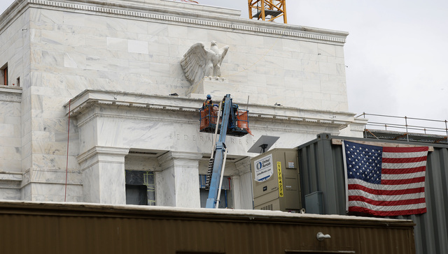 美联储降息箭在弦上，但幅度该多大内部分歧严重