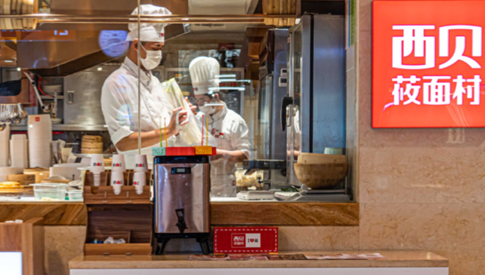 西贝回应“顾客就餐时用公筷喂狗”：店内已进行全面消杀 