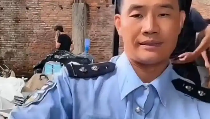 “嘎子哥”谢孟伟千万粉丝快手账号被封，此前身着警服直播带货被行政拘留7日