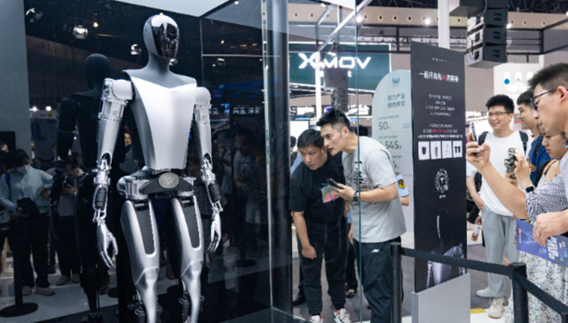 特斯拉获1万台 Optimus机器人订单？马斯克否认：假的