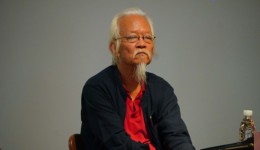 诗人多多参加自己的新书发布会，除了“怼人”不发一言