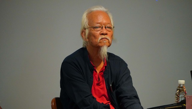 诗人多多参加自己的新书发布会，除了“怼人”不发一言