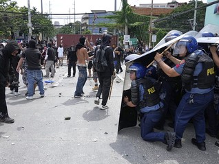 菲律宾上万人游行抗议防洪工程腐败，中使馆紧急提醒