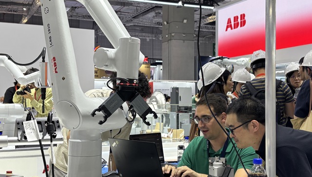 “带大脑”的机床、“大力士”机器人，今年工博会有这些首发新品