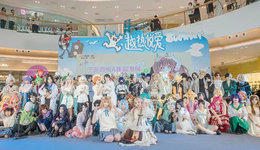 去一次县城漫展：养老院里排签售，宅舞台下吃大席