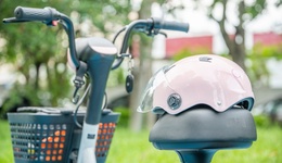 騎乘電動(dòng)自行車應(yīng)戴頭盔？北京擬強(qiáng)制規(guī)定，國(guó)家立法仍滯后