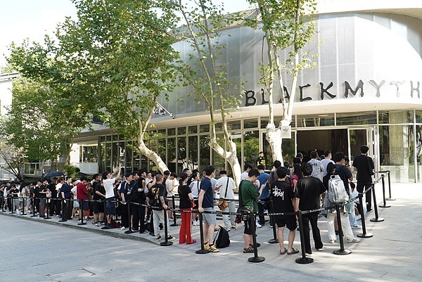 黑神话首家线下店试营业，限定款琉璃葫芦二手平台价格翻倍