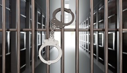 河南一貪污犯偽造尿毒癥病歷“逍遙獄外”4年多，9名獄警被判刑