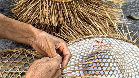 用一只手触碰痛苦和不幸，还有一只手：那是写作的手｜一周新书推荐