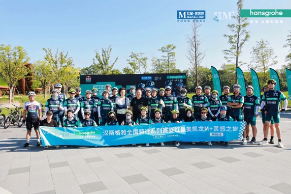 一群穿着蓝色衣服的人在路上中度可信度描述已自动生成