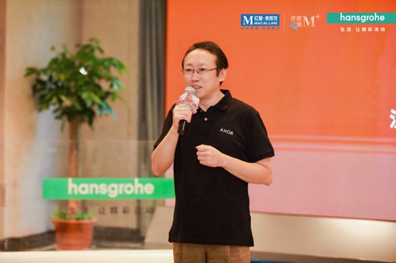 人站在房间里中度可信度描述已自动生成