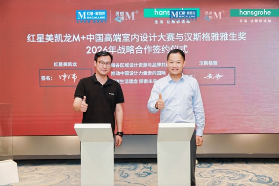 人站在电视前玩游戏中度可信度描述已自动生成