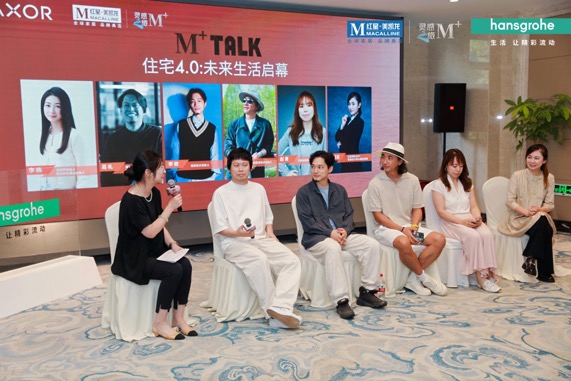 一群人在台上演讲中度可信度描述已自动生成