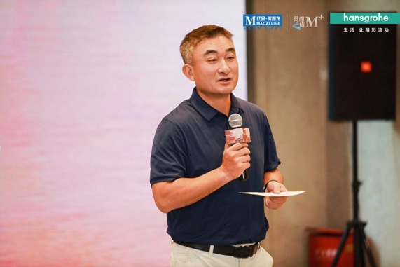 图片包含 人, 男人, 站, 年轻描述已自动生成