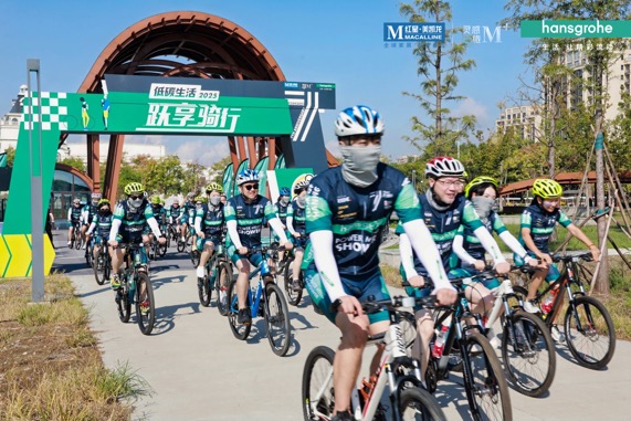 一群人正在骑自行车描述已自动生成