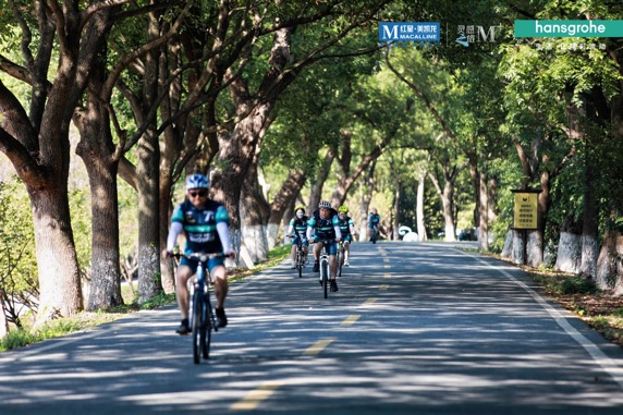 路上骑自行车的人描述已自动生成