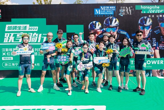 图片包含 人, 播放器, 运动, 球拍描述已自动生成