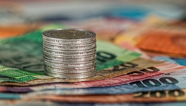 信用卡“退潮”，年轻人却被“月付”套牢