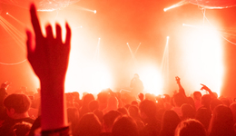 讲故事、卖周边、造痛城，演唱会走向IP展销会