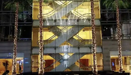 “住不起”的黄金周：他们选择在景区扎帐篷