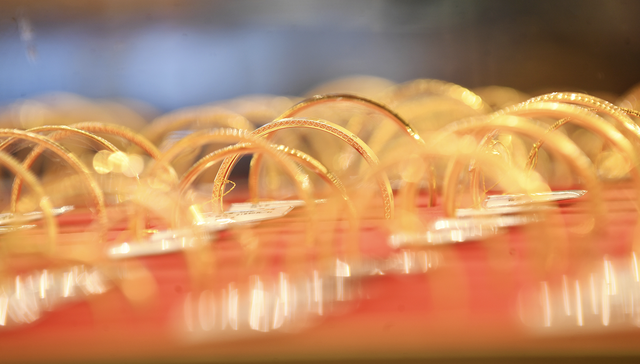 一日大涨近30元，国内黄金饰品克价突破1200元