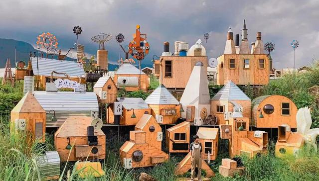 “人体蜈蚣”等雕塑造型引争议，丽江荒野之国景区致歉