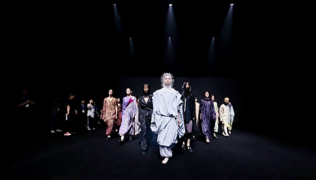 镜像、光与神话，身体即舞台｜2026春夏上海时装周