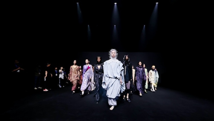 镜像、光与神话，身体即舞台｜2026春夏上海时装周