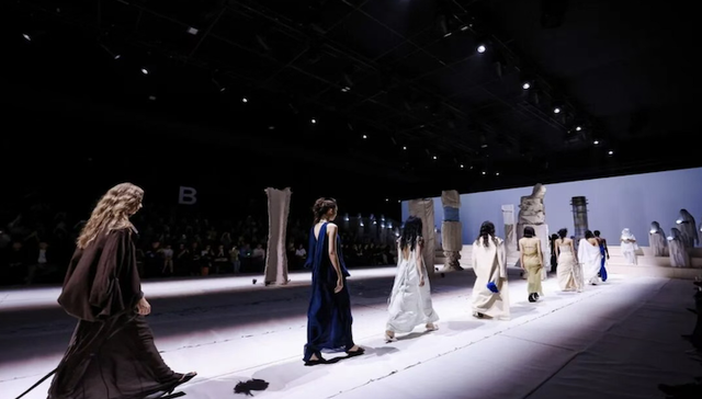 当海浪遇山影，裂痕生新声｜2026春夏上海时装周