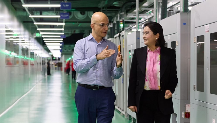 苹果新COO上任后首次访华，关注iPhone 17的智能制造