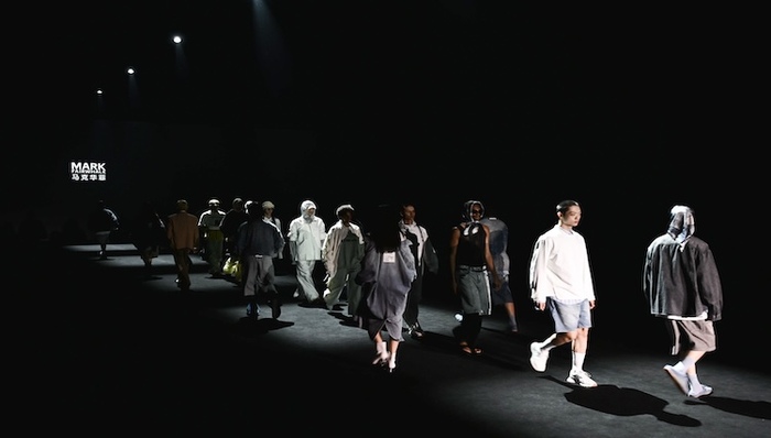 在静默、深海与远方之间，时装里的漫游契约｜2026春夏上海时装周