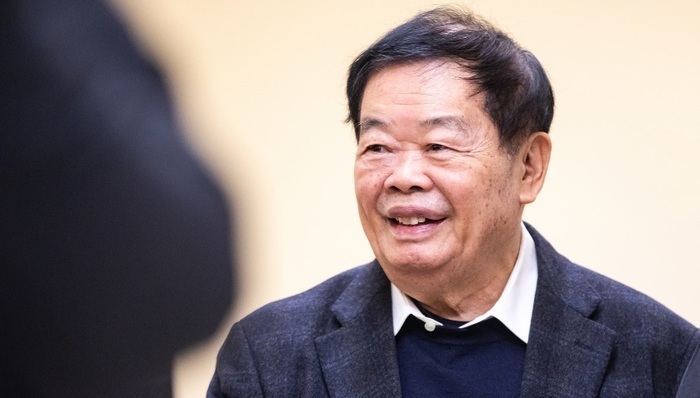 福耀玻璃董事长曹德旺辞职，其子曹晖接班