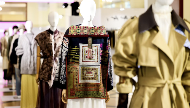 服装背后的面料商急着走向台前