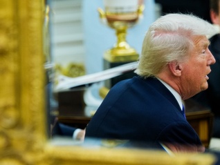 特朗普转变态度取消与普京会面后，美欧先后对俄实施制裁