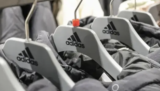 买阿迪达斯羽绒服的人，被上了一课