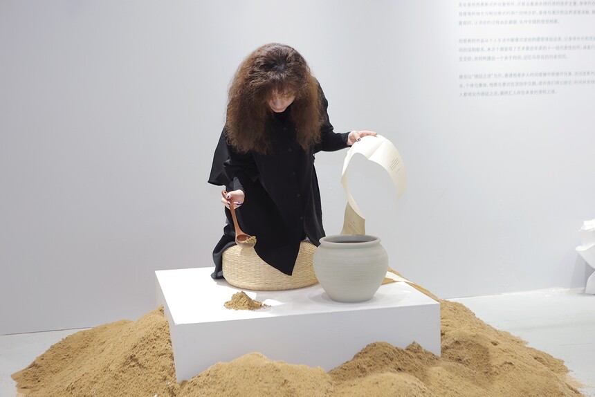 21 刘恩希行为艺术展演《沙的证词》.jpg