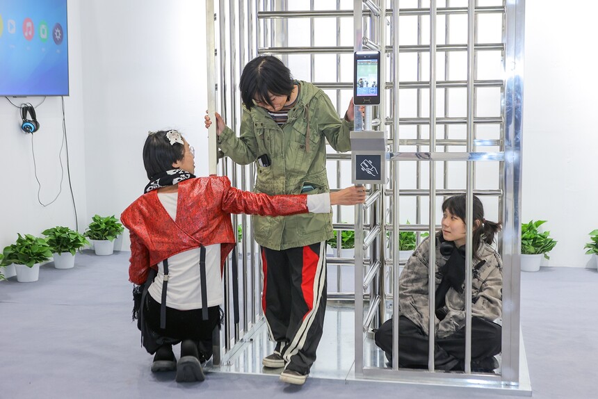 22 赵轩菲参与式行为艺术现场《上岗》.jpg