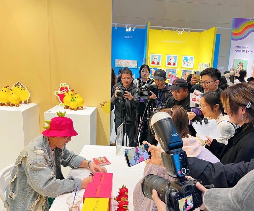 25 火星岛参展艺术家张超级现场签售签赠.jpg