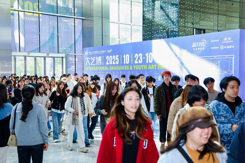 10 大艺博开幕日吸引了众多年轻观众.jpg
