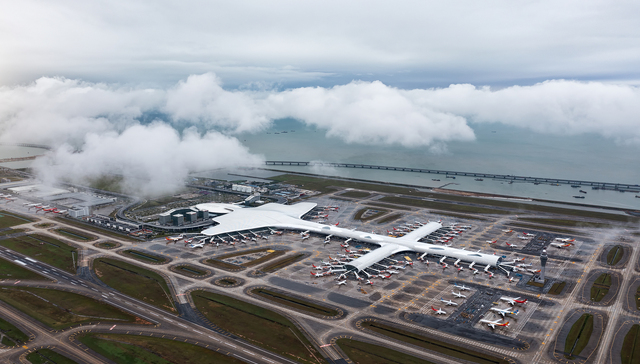 郑智化自称“连滚带爬登机”后，深圳机场增人力、试点设备